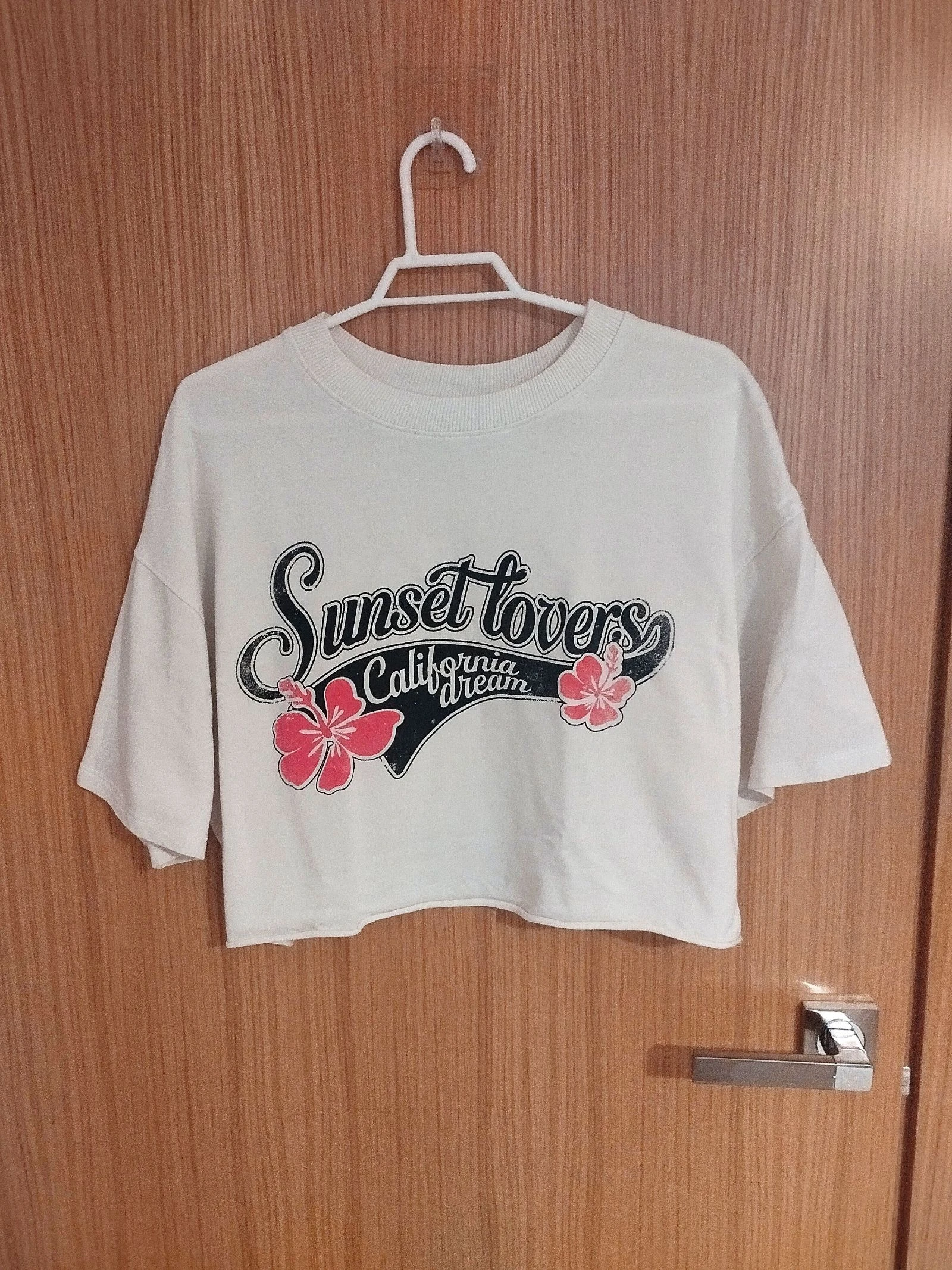 Top court style crop top large blanc avec lettres noires et fleurs roses - Breshka - Taille S – photo 2